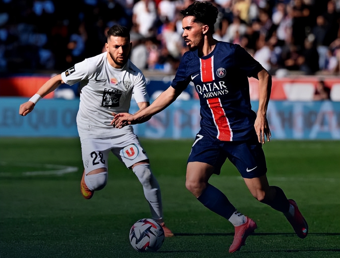 爱游戏平台中心-巴黎圣日耳曼转会期内部沟通；志在法甲名次提升；气氛紧张；更衣室氛围转暖的简单介绍